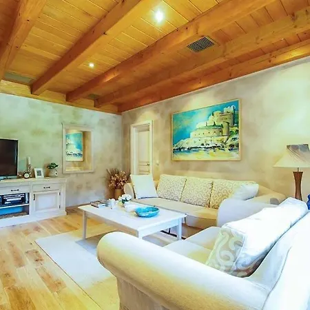 Sleeps 8 Air Con Wifi *