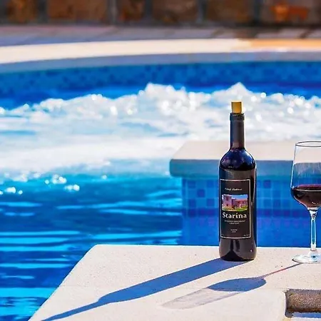Sleeps 8 Air Con Wifi * Mitrovici