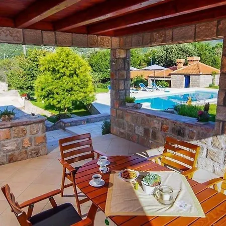 Sleeps 8 Air Con Wifi Mitrovici