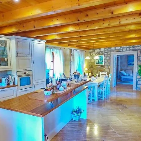 Sleeps 8 Air Con Wifi Mitrovici