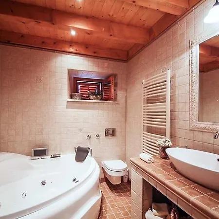 Sleeps 8 Air Con Wifi
