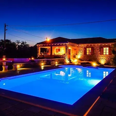 Sleeps 8 Air Con Wifi Mitrovici
