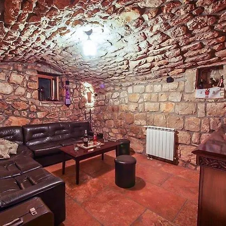 Sleeps 8 Air Con Wifi * Mitrovici