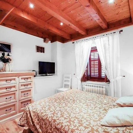 Sleeps 8 Air Con Wifi 别墅 Mitrovici