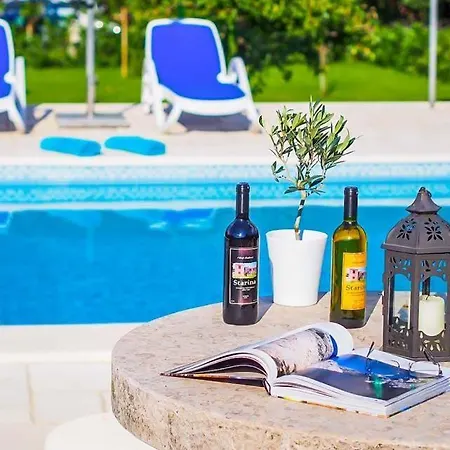 Villa Sleeps 8 Air Con Wifi Mitrovici