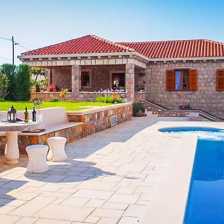 Villa Sleeps 8 Air Con Wifi *