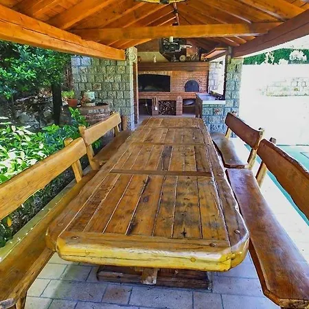 Sleeps 8 Air Con Wifi Mitrovici